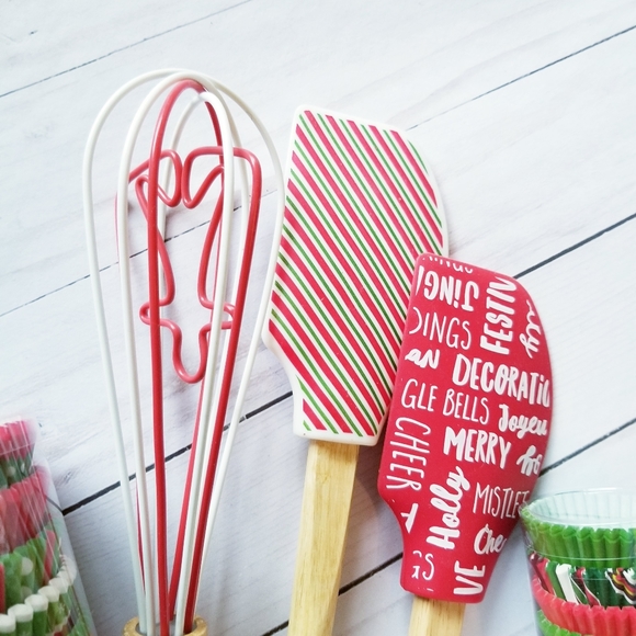 Wilton Holiday Cupcake Silicone Baking Gift Set - Picture 2 of 5